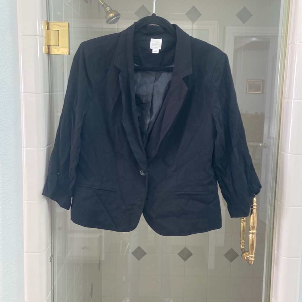 Three quarter sleeve Lauren Conrad blazer in black
